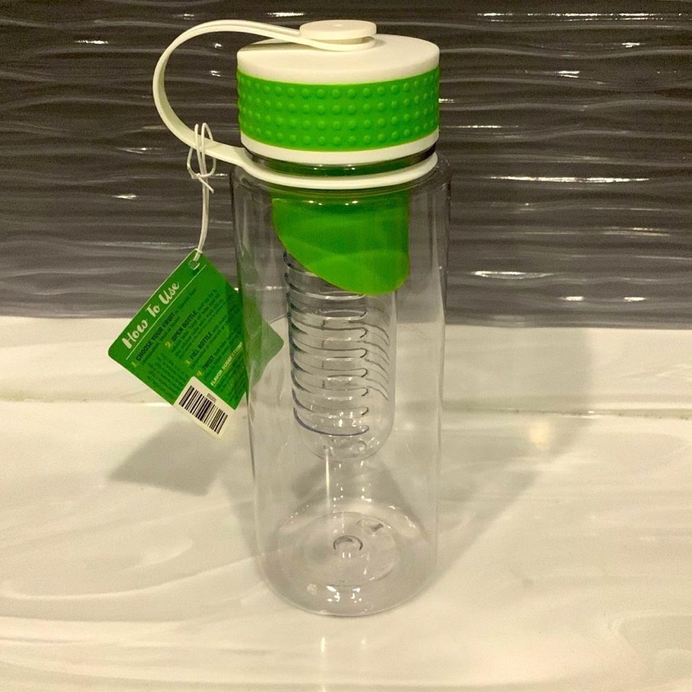 Fruit infuser Bottle NEW 24 Fl Oz BPA Free Leak Proof Twist cap Use Both Ways